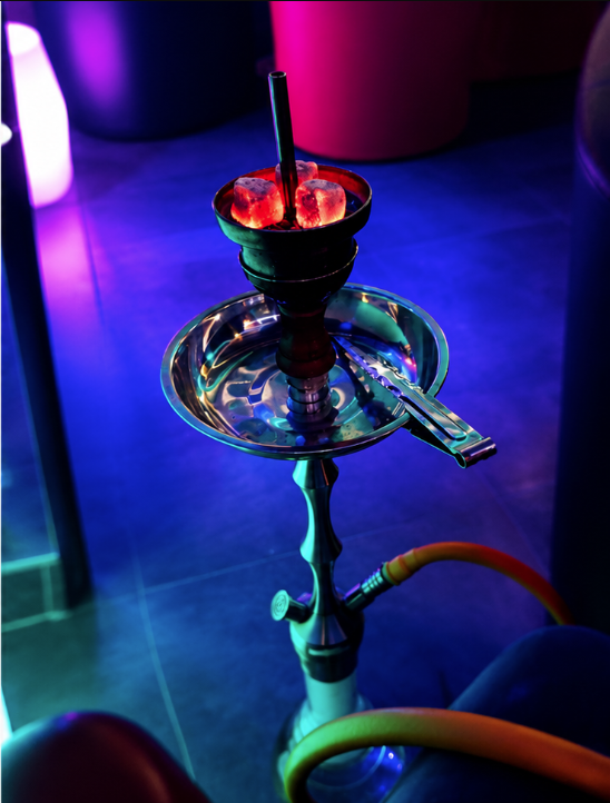 Shisha-Kopf mit glühender Kohle im Neonlicht