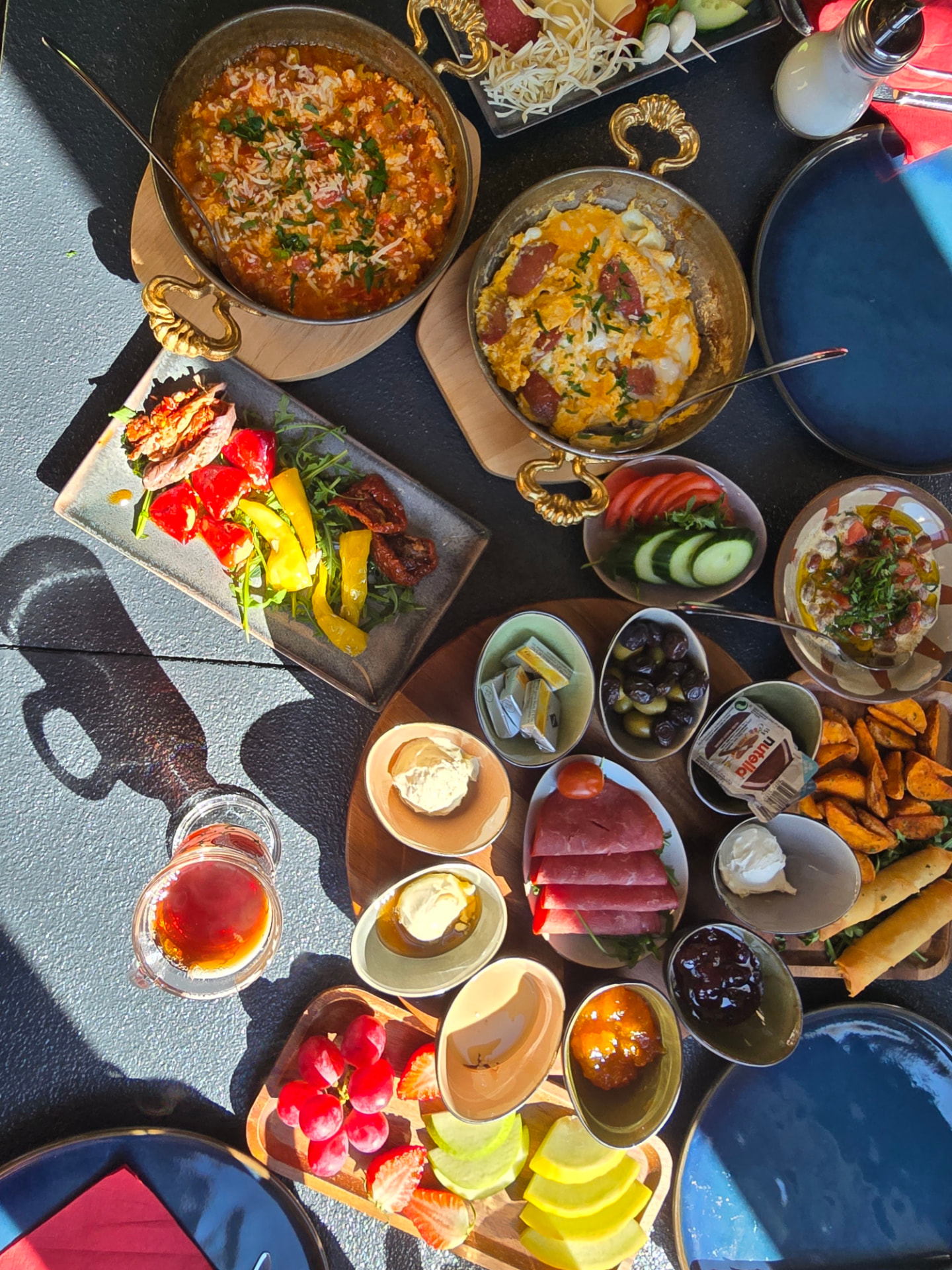 Großes orientalisches Frühstück mit Menemen, Sucuk und Beilagen