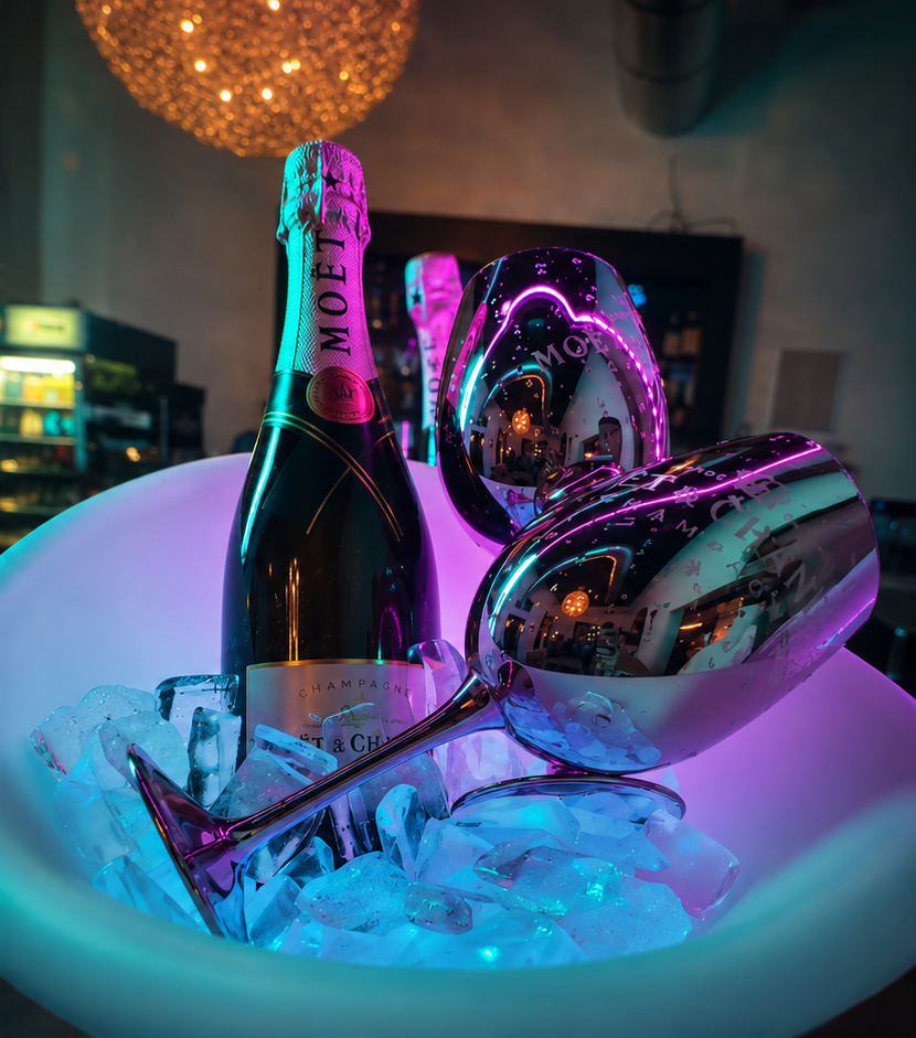 Moët Champagner mit Gläsern im beleuchteten Eiskübel